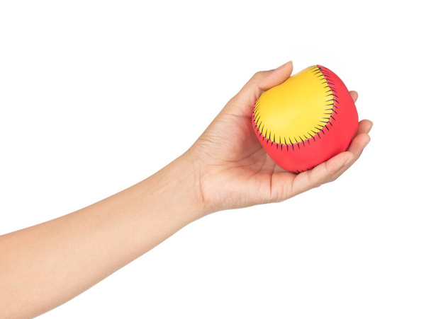 рука тримає іграшку з м'ячем ізольовано на білому тлі
 - Фото, зображення