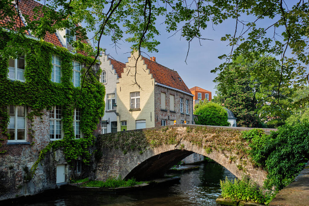 Canal de Brujas y casas antiguas. Brujas, Bélgica - Foto, imagen