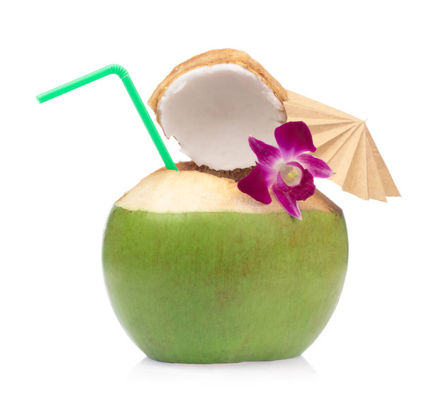 Noix de coco vertes avec paille à boire avec fleur isolée sur blanc
 - Photo, image