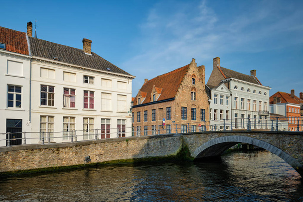 Kanał Brugii i stare domy. Brugia, Belgia - Zdjęcie, obraz