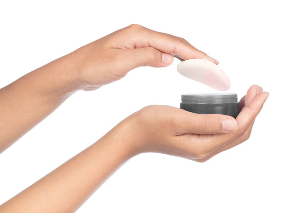 hand houden cosmetische spons met poeder geïsoleerd op witte rug - Foto, afbeelding