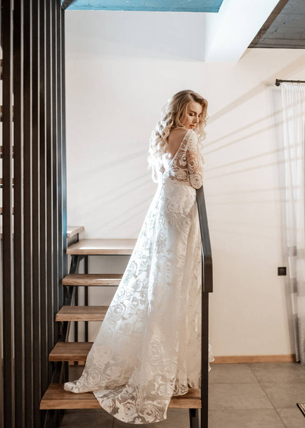 Nevěsta ve svatebních šatech ve studiu s bílou výzdobou - Fotografie, Obrázek