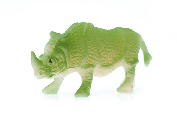 Neushoorn gemaakt van plastic. dierlijk speelgoed geïsoleerd op witte bac - Foto, afbeelding