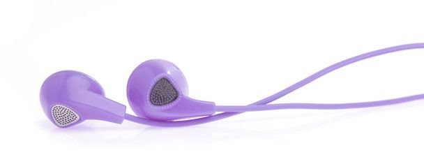 Purple Earphones geïsoleerd op een witte achtergrond - Foto, afbeelding