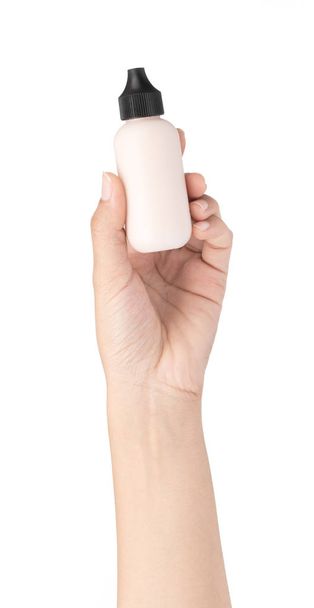 рука держа макияж жидкий фундамент изолирован на белой backgrou
 - Фото, изображение
