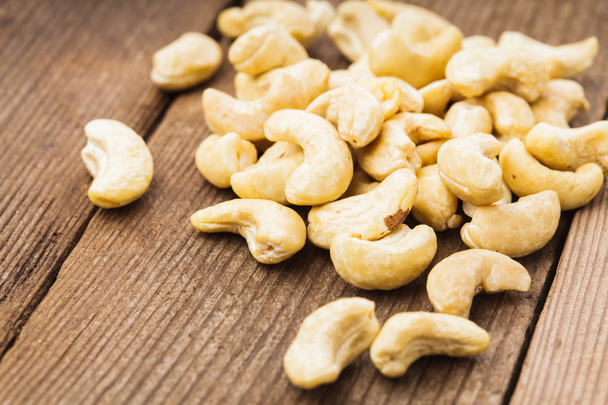 cashews in wooden bowl - Фото, зображення