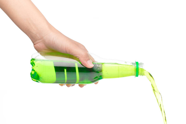 kädessä pitämällä pulloa kaatamalla virkistäviä juomia eristettynä valkoisella b
 - Valokuva, kuva
