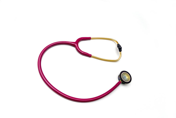 Rode stethoscoop op een witte achtergrond.Concept van geneeskunde en gezondheid.Kopieer ruimte - Foto, afbeelding