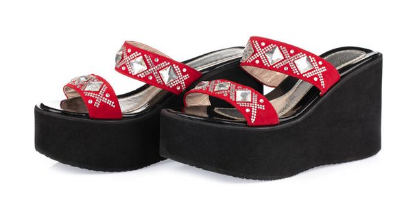 Weibliche Keilabsätze Schuhe Sandalen auf Plattform mit Diamant-Isolat - Foto, Bild