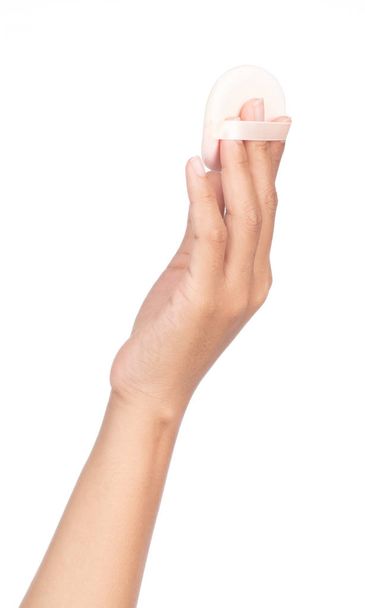 main tenant des éponges cosmétiques isolées sur fond blanc
 - Photo, image
