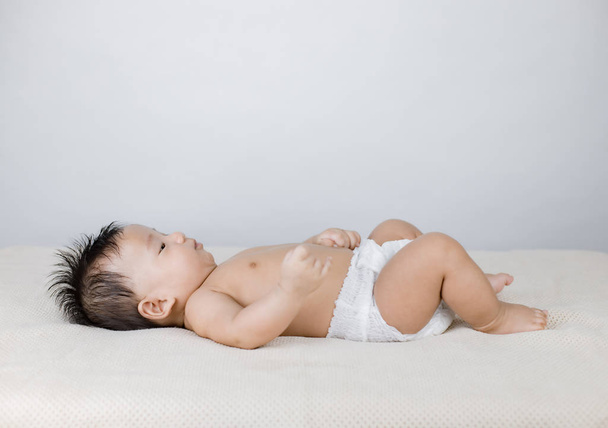 retrato de lindo bebé acostado en la cama - Foto, imagen