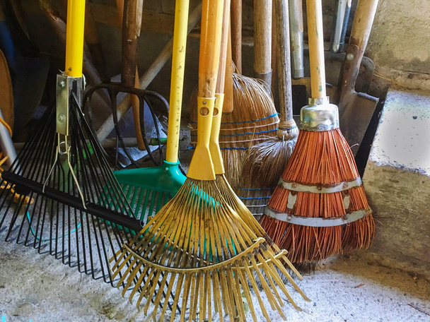 ancinhos coloridos, vassouras, pás e pás fica no chão para jardinagem
. - Foto, Imagem