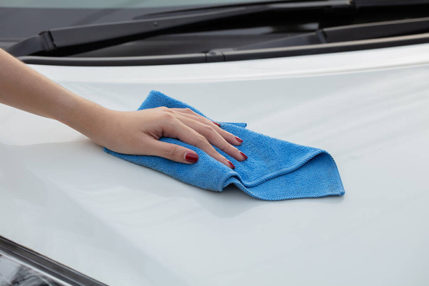 hand cleaning car using microfiber cloth - Foto, Imagen