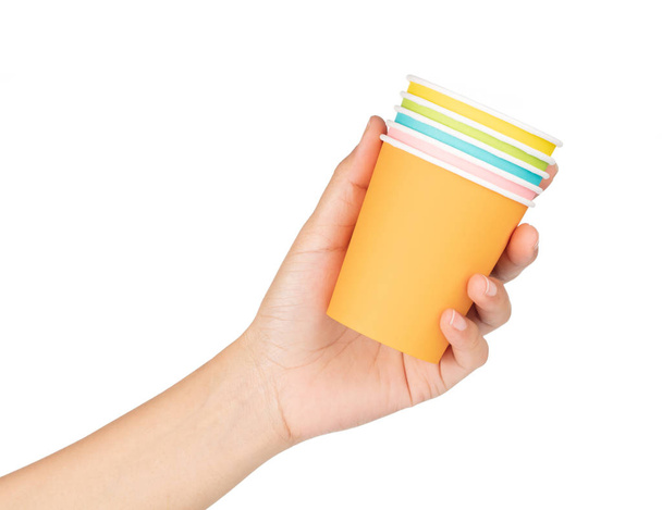 mão segurando colorido de copos de papel isolados no fundo branco
 - Foto, Imagem