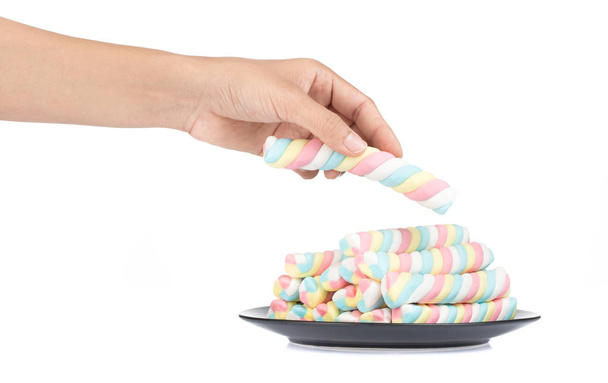 Tenuta a mano marshmallow colorati su piatto isolato su bac bianco
 - Foto, immagini