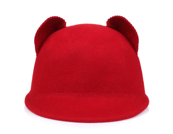 Chapeau en laine rouge avec oreilles isolées sur fond blanc
 - Photo, image