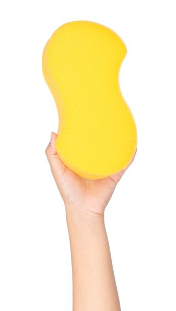 Mano sosteniendo esponja amarilla aislada sobre fondo blanco
 - Foto, Imagen