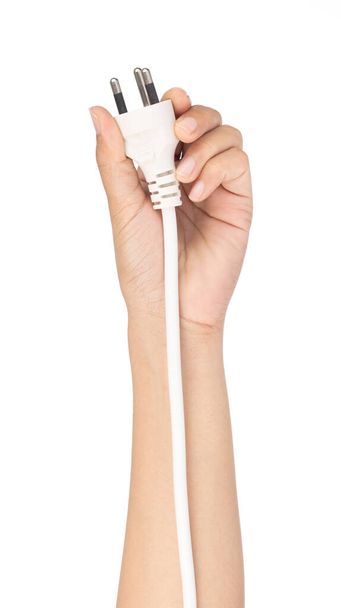 Main tenant le câble d'alimentation 3 broches prise électrique sur fond blanc
 - Photo, image