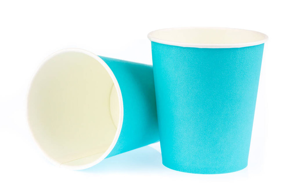 Tasses bleues de papier isolées sur fond blanc - Photo, image