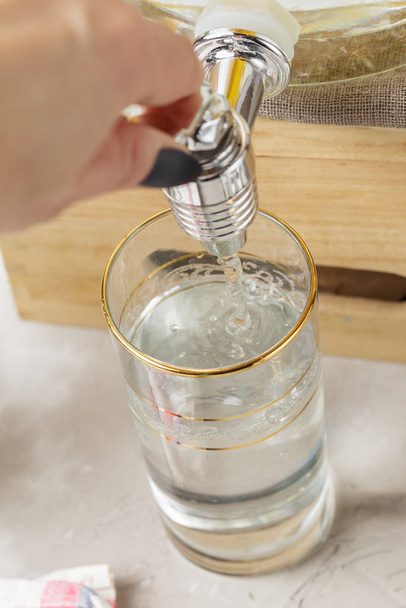 Agua limpia fresca se vierte en el vaso de beber
 - Foto, Imagen