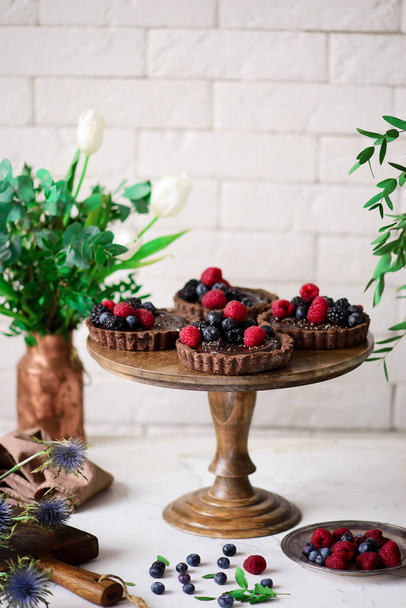 veganistische chocolade taartjes met avocado chocolade pudding.style vintage - Foto, afbeelding