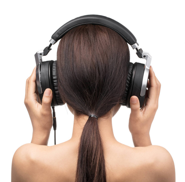 Genç Kadın Kulaklıkla Müzik Dinliyor Beyaz Sırtüstü İzole Edildi - Fotoğraf, Görsel