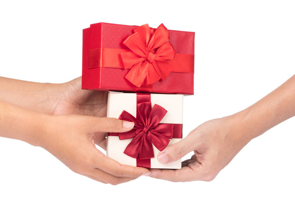 χέρια δίνοντας δώρα για τα Χριστούγεννα ή την Πρωτοχρονιά απομονωμένη γιορτή - Φωτογραφία, εικόνα