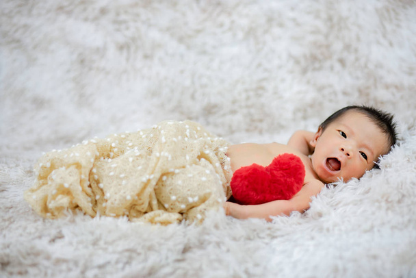 Krásné roztomilé dítě se srdcem polštář - Fotografie, Obrázek