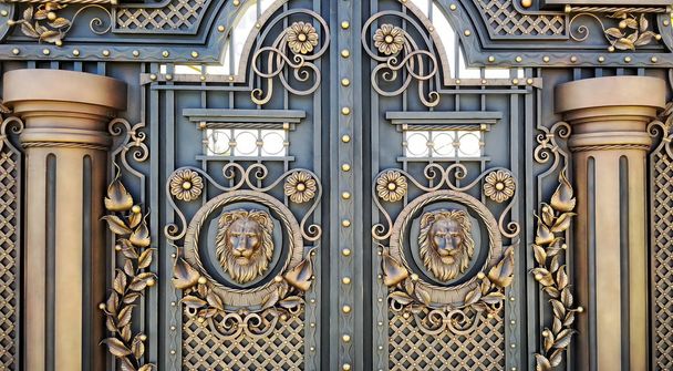Recorte decorativo con puertas de metal forjado
 - Foto, Imagen