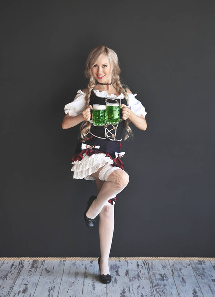 Mujer con un vaso de cerveza verde. Día de San Patricio
. - Foto, Imagen