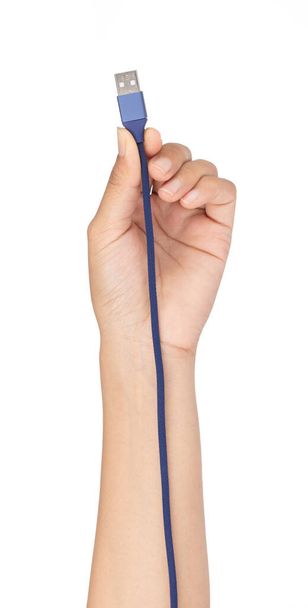Hand hält Blue Usb-Kabel für Smartphone isoliert auf weißem Bac - Foto, Bild