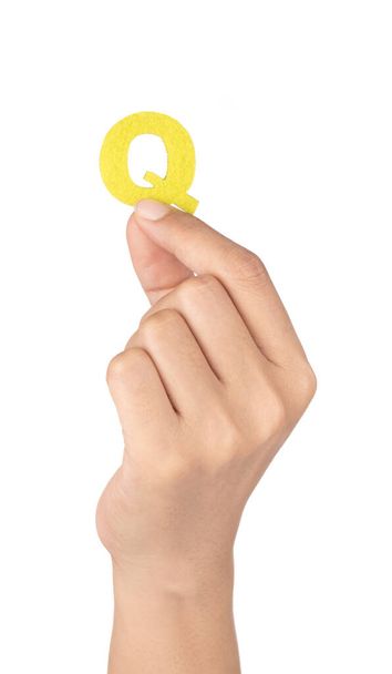 Hand holding Alfabet Q is gemaakt van vilt geïsoleerd op witte rug gr. - Foto, afbeelding