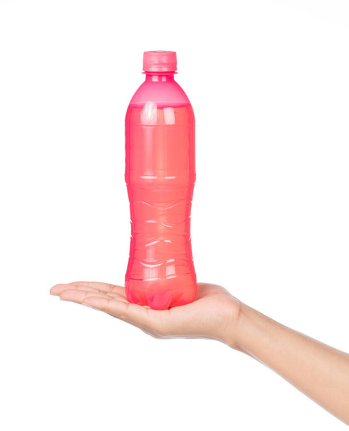 Рука держа освежающие клубничные содовые безалкогольные напитки в бутылке
 - Фото, изображение