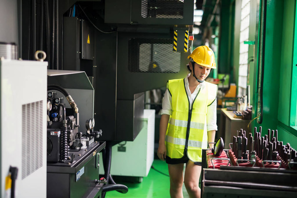 Fabrika kadın müfettişi makine ekipmanlarını kontrol et - Fotoğraf, Görsel