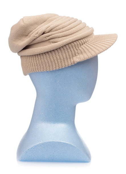 трикотажная шляпа на голове манекена изолированы на белом фоне
 - Фото, изображение