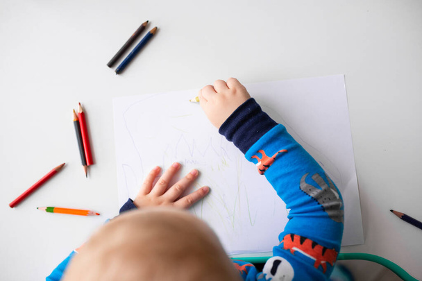Baby boy drawing a picture with colored pencils - Φωτογραφία, εικόνα