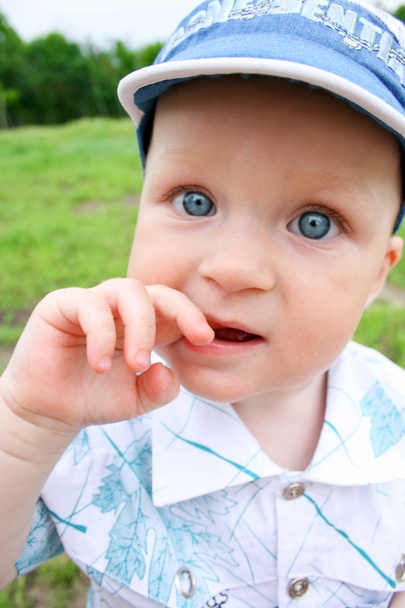 Little boy with hand in his mouth - Foto, Imagen