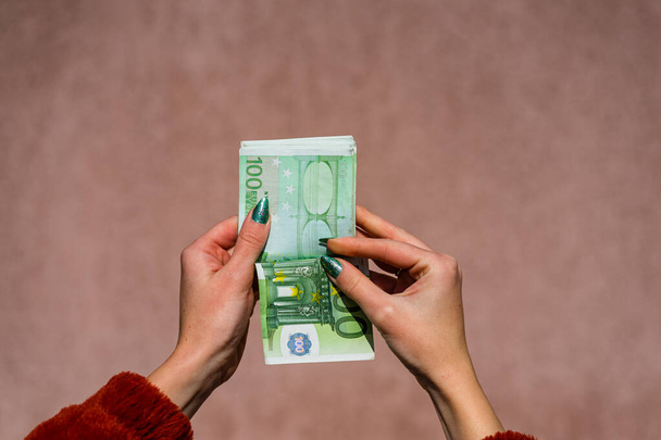 Ручний диван показує гроші в євро або дає гроші. Вур - Фото, зображення
