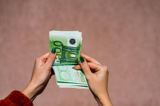 Рука couting холдинг и показывать евро деньги или давая деньги. Вор
 - Фото, изображение