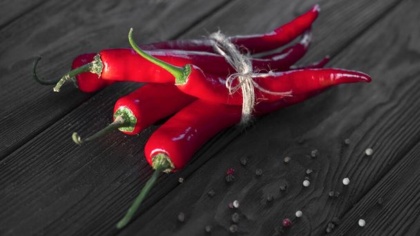 Červené chilli na černém pozadí dřevěná - Fotografie, Obrázek