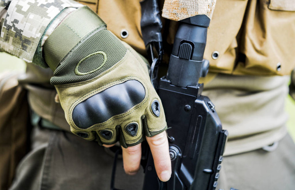 Par de guantes militares sin dedos
.  - Foto, imagen