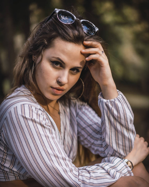 portrait of young woman in autumn park - Zdjęcie, obraz