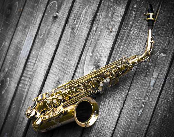 saksofon na drewnianym tle - Zdjęcie, obraz