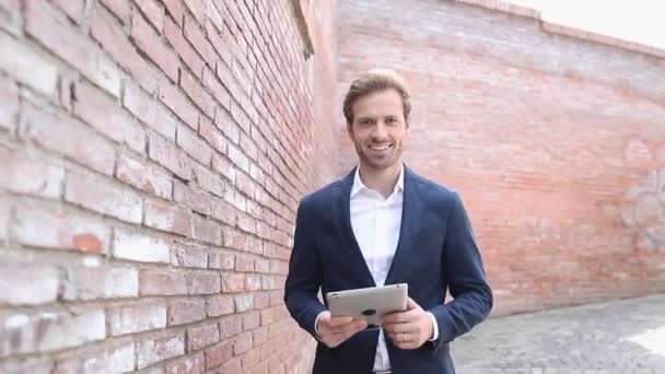 jonge gelukkig man loopt met tablet en maakt de ok duimen omhoog teken - Video