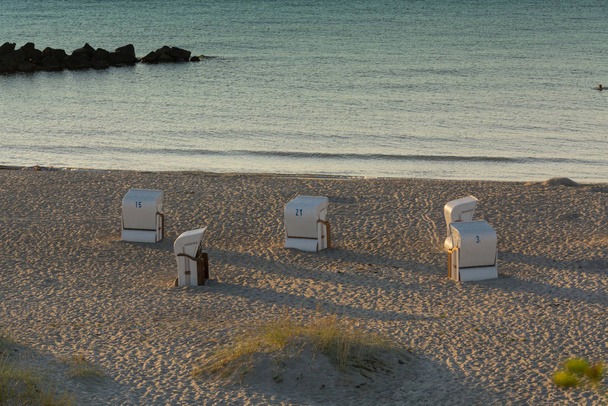 Strandstoel aan de kust van de Baltische Zee.            - Foto, afbeelding