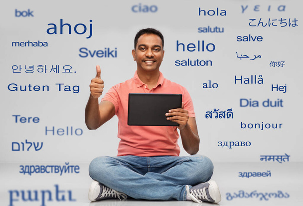 homem indiano feliz com tablet pc mostrando polegares para cima
 - Foto, Imagem