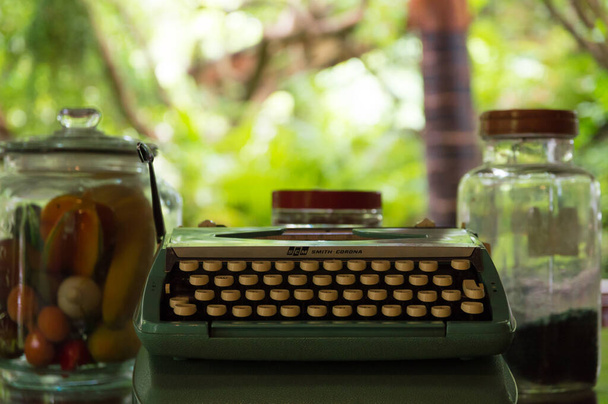 velha máquina de escrever de perto - Foto, Imagem