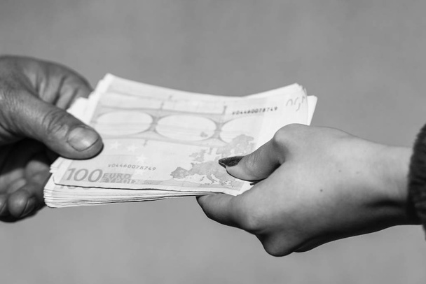 Hand geven geld zoals omkoping of tips of salaris geïsoleerd, hard wo - Foto, afbeelding