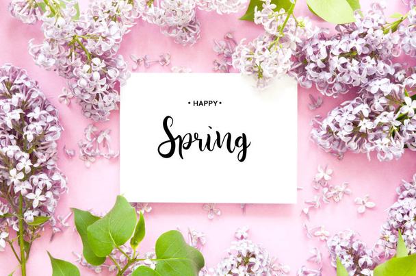 Napis Happy Spring. Kwiat liliowy. Widok z góry, leżenie płaskie. - Obraz - Zdjęcie, obraz