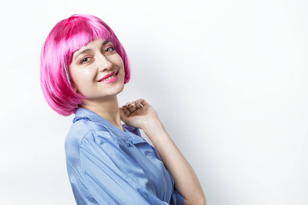 Mulher vestindo peruca rosa engraçado e sorrindo para a câmera
 - Foto, Imagem